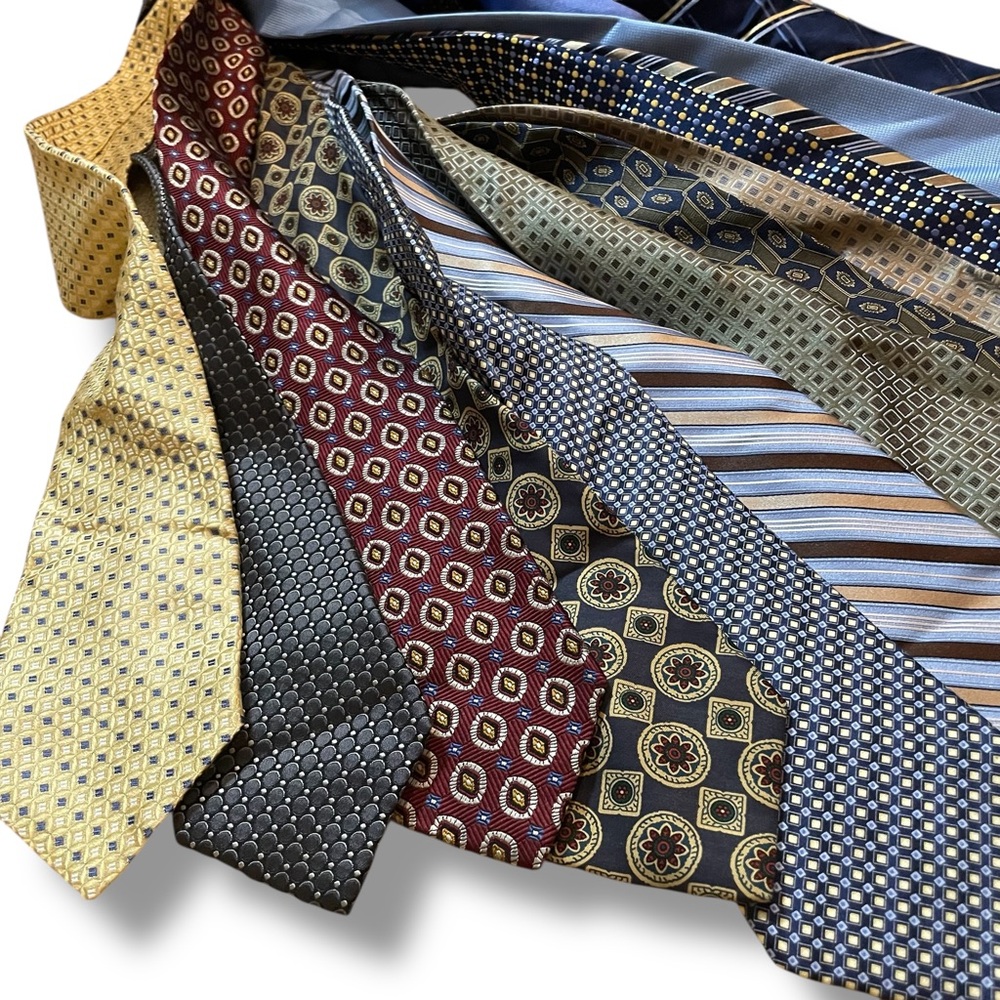 Bunch of 17 men’s silk ties. Assorted designer labels in excellent condition.
